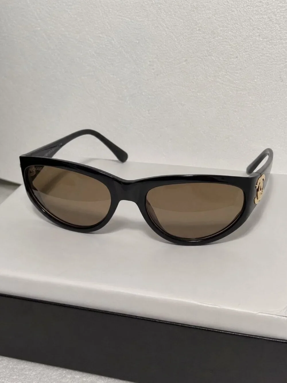 Black Oval Wrap Sunglasses Brown Lenses Gold Logo Detail 63-20-115
